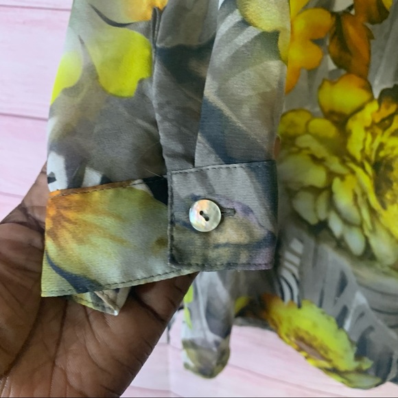Susan Graver Button Front Floral Print Blouse Size Small - Picture 2 of 5